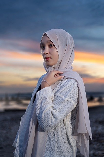 Tips dan Tutorial Memakai Jilbab Sesuai Bentuk Wajah Lengkap